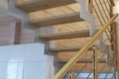 деревянная-лестница-на-металлокаркасе