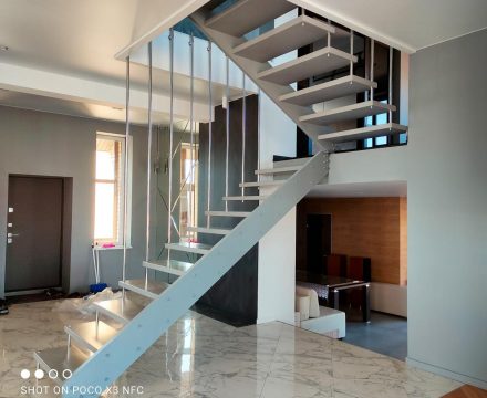 Дизайнерская-лестница-для-дома-в-перми
