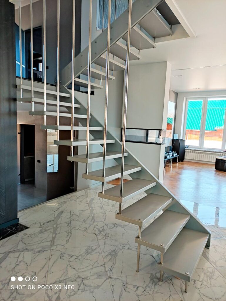 Дизайнерская лестница для дома первый этаж