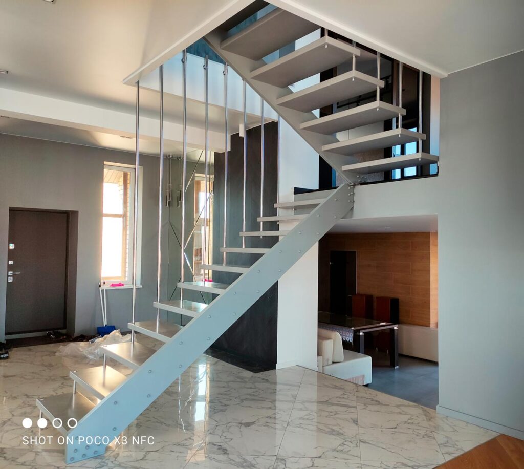 Дизайнерская лестница для дома в перми