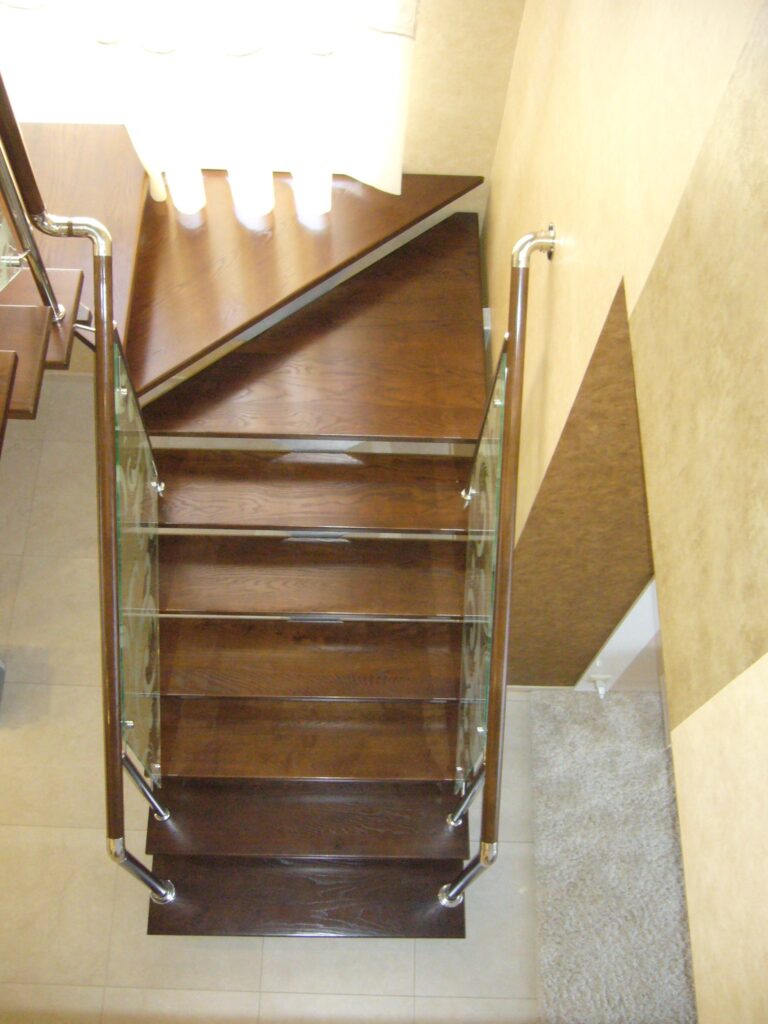 Лестница на монокосоуре с ограждениями с площадкой и перилами