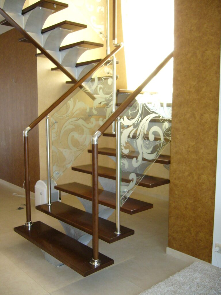 Лестница на монокосоуре с ограждениями со стеклом