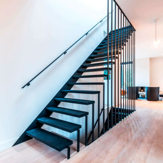 Дизайнерская лестница на стойках